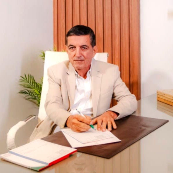 Dr. Wanderley Bustillos em seu consultório